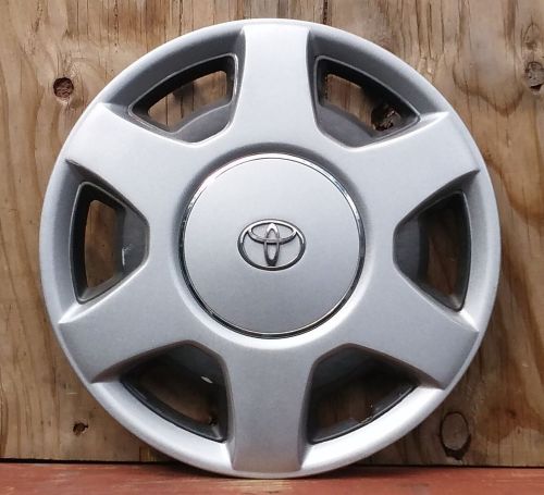 Toyota camry hubcap 1992-1996 fits 15 inch wheel  61063 r