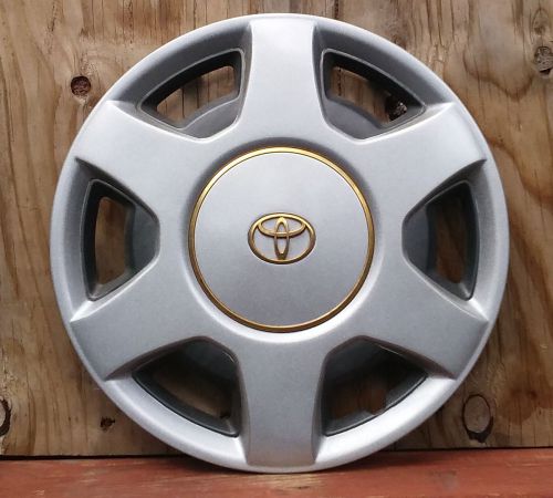 Toyota camry hubcap 1992-1996 fits 15 inch wheel  61063 r gold emblem