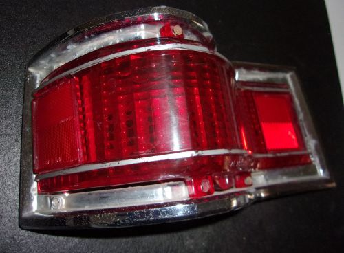 1974 buick estate wagon tail light lens &amp; housing left guide 4bs   - -    b269