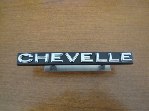 1972 chevelle  &#034;chevelle&#034; grille emblem