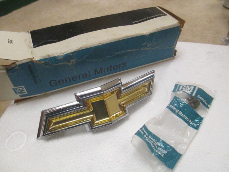 New, 1975 chevy impala belair grille emblem bowtie chevrolet nos new old stock